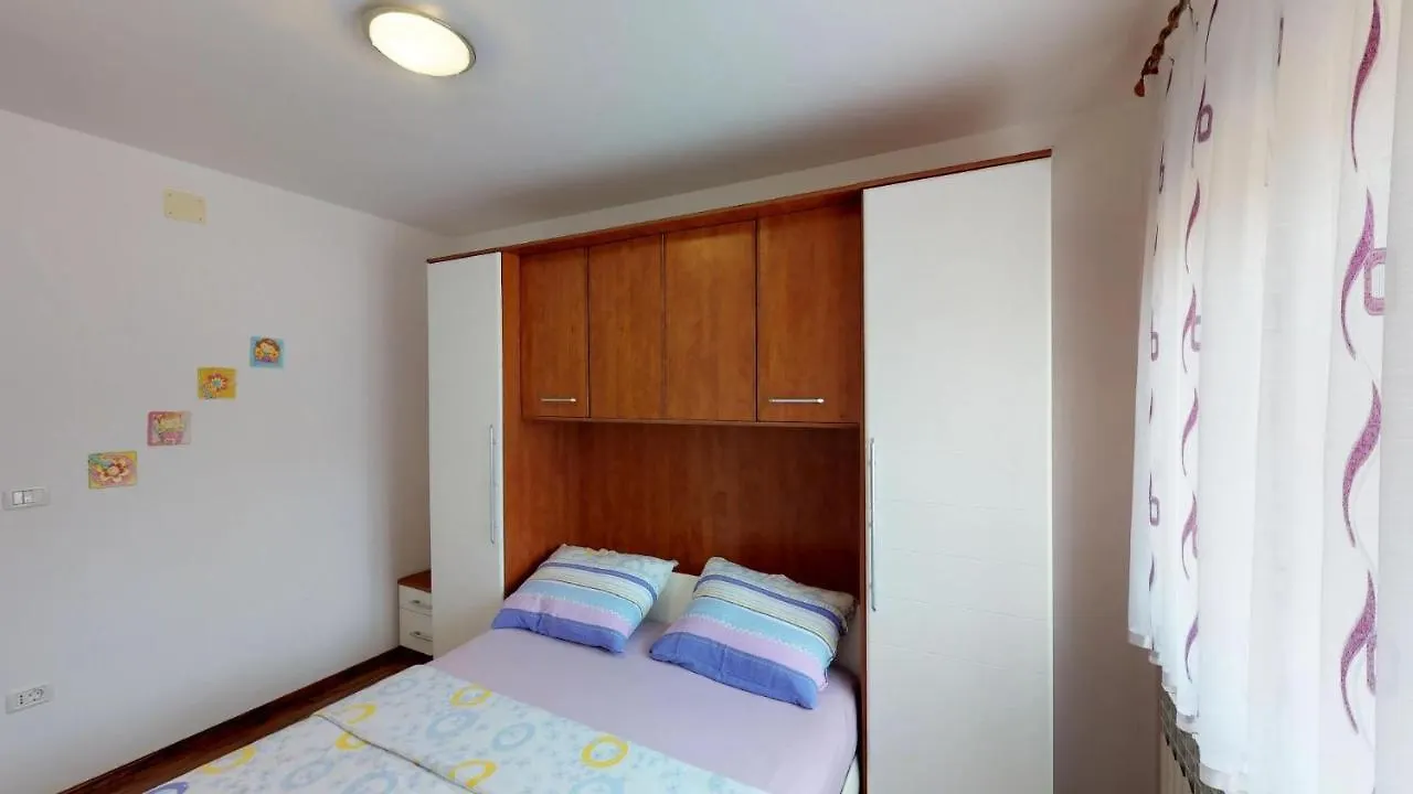 Apartments With A Parking Space Vilanija, Umag - 17240