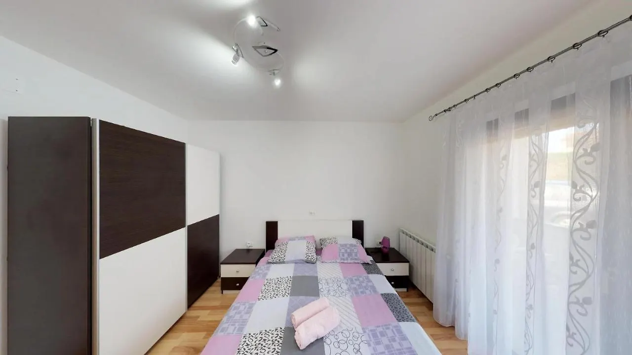 Apartments With A Parking Space Vilanija, Umag - 17240